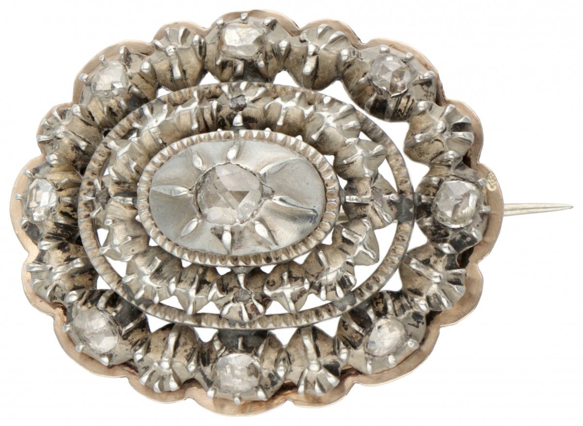 Silver antique oval brooch set with diamond - 833/1000. Décorée d'une bordure en&hellip;