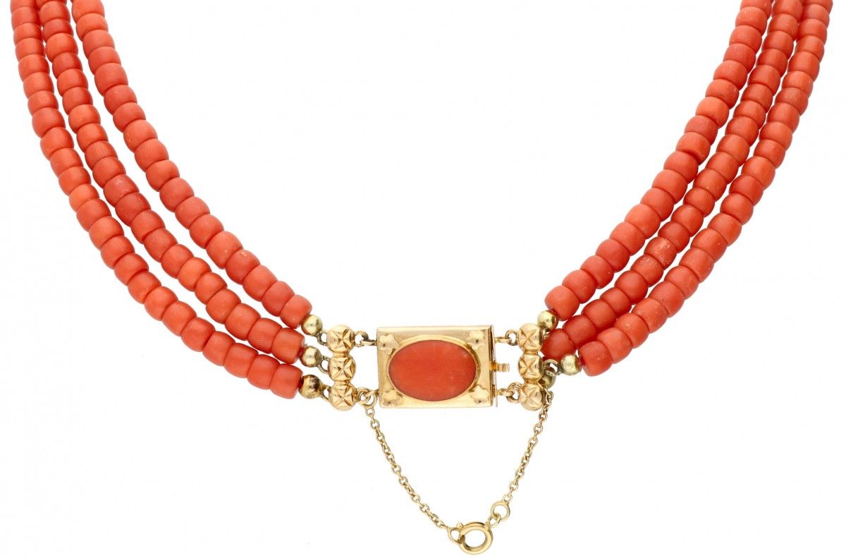 Three-row red coral necklace with a 14K. Yellow gold closure. 带安全链。印章：585，XXX。红珊&hellip;