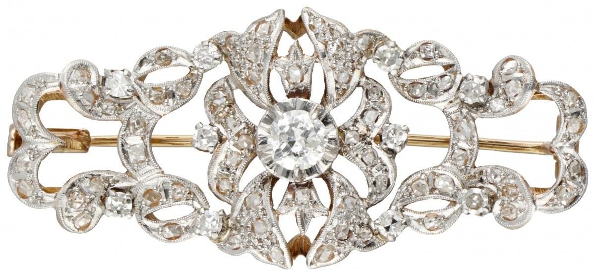 BLA 10K. Bicolor gold Art Nouveau brooch set with approx. 75 diamonds. Con un di&hellip;