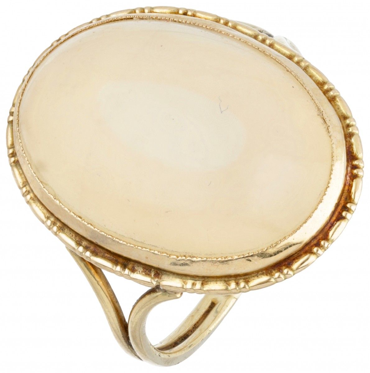 14K. Yellow gold vintage ring set with approx. 12.73 ct. White agate. Poinçons :&hellip;
