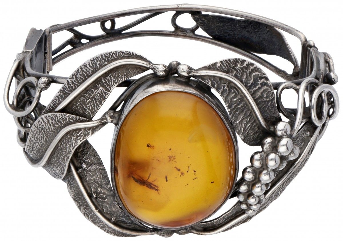 Silver bracelet set with approx. 21.65 ct. Amber - 925/1000. Decorato con foglie&hellip;