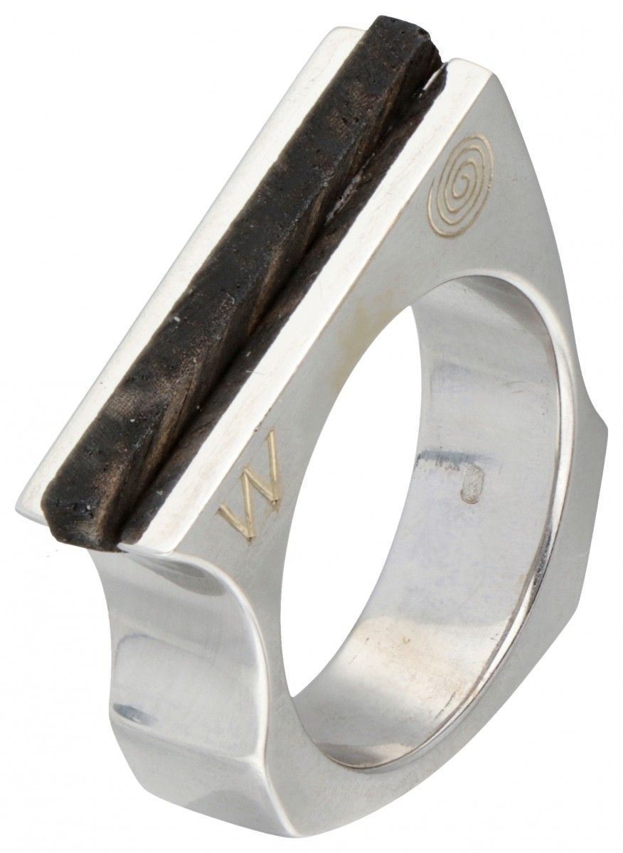 18K. White gold design ring with ebony wood. Sellos: W, espiral, 750. Tamaño del&hellip;