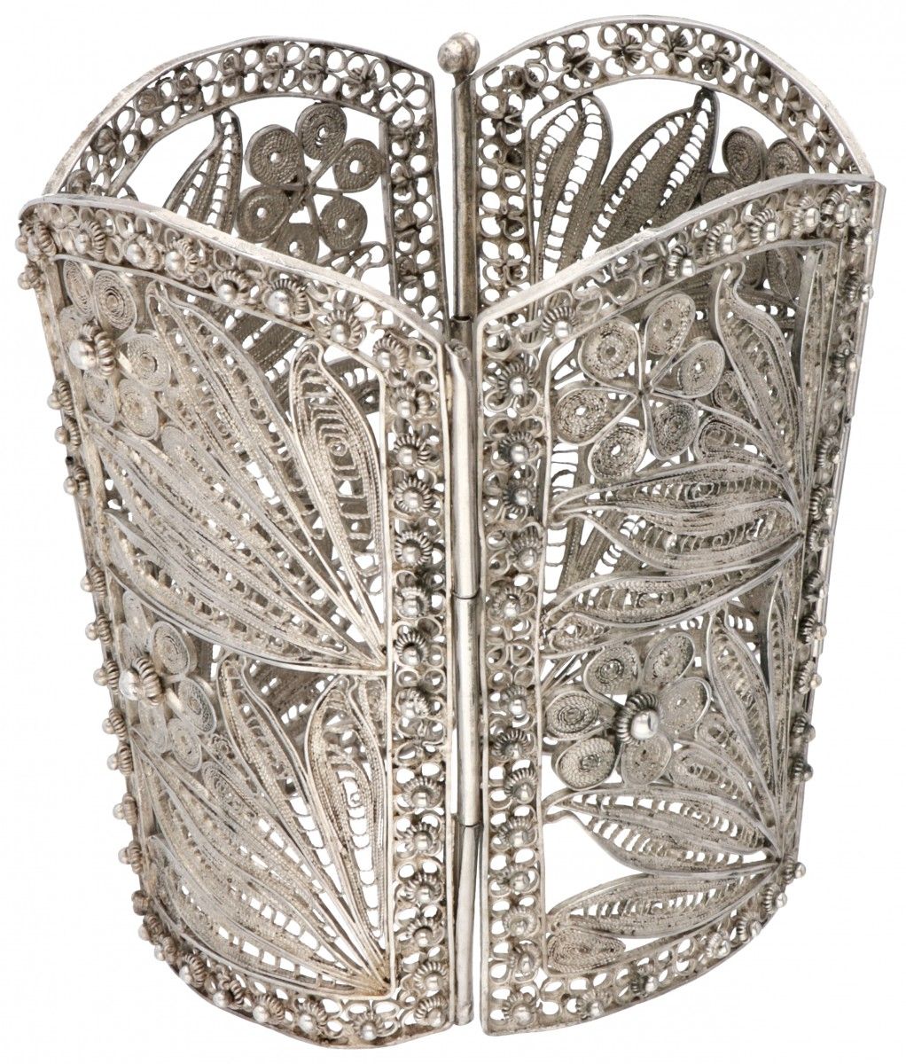 Large silver antique floral shaped filigree bracelet - 925/ 1000. Décoré de nœud&hellip;