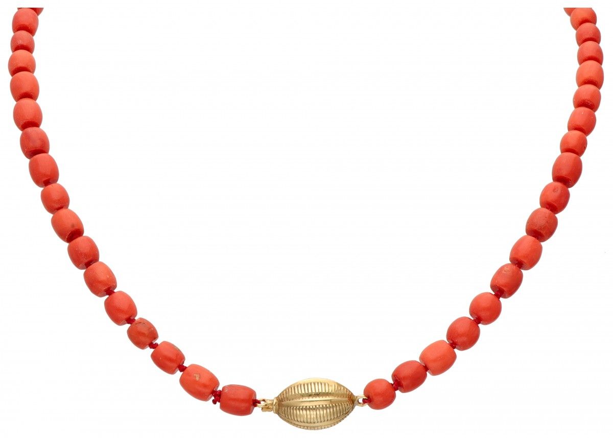 Single strand red coral necklace with a 14K. Yellow gold closure. Poinçons : feu&hellip;