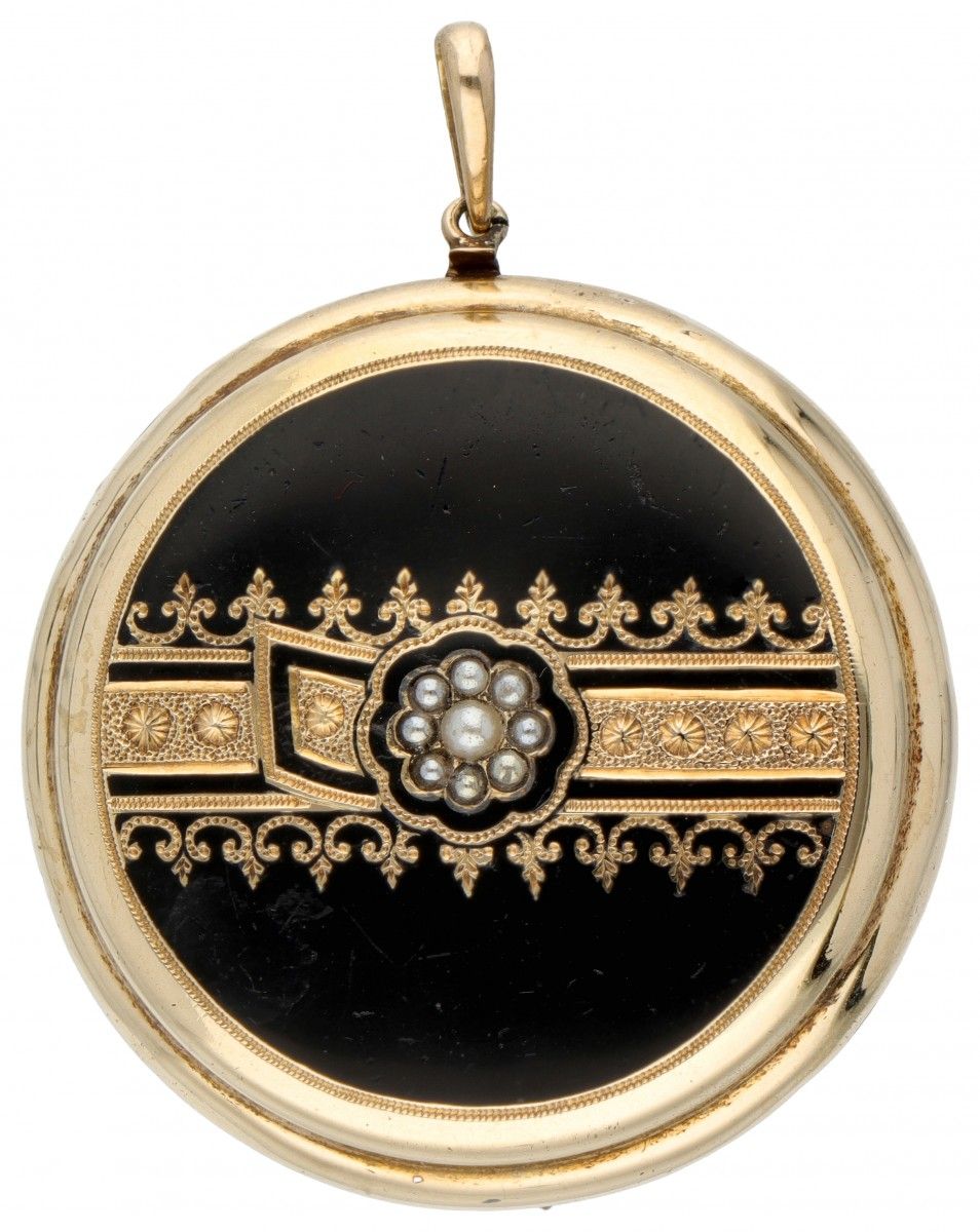 BLA 10K. Yellow gold antique pendant with seed pearls and gold inlaid in onyx. A&hellip;