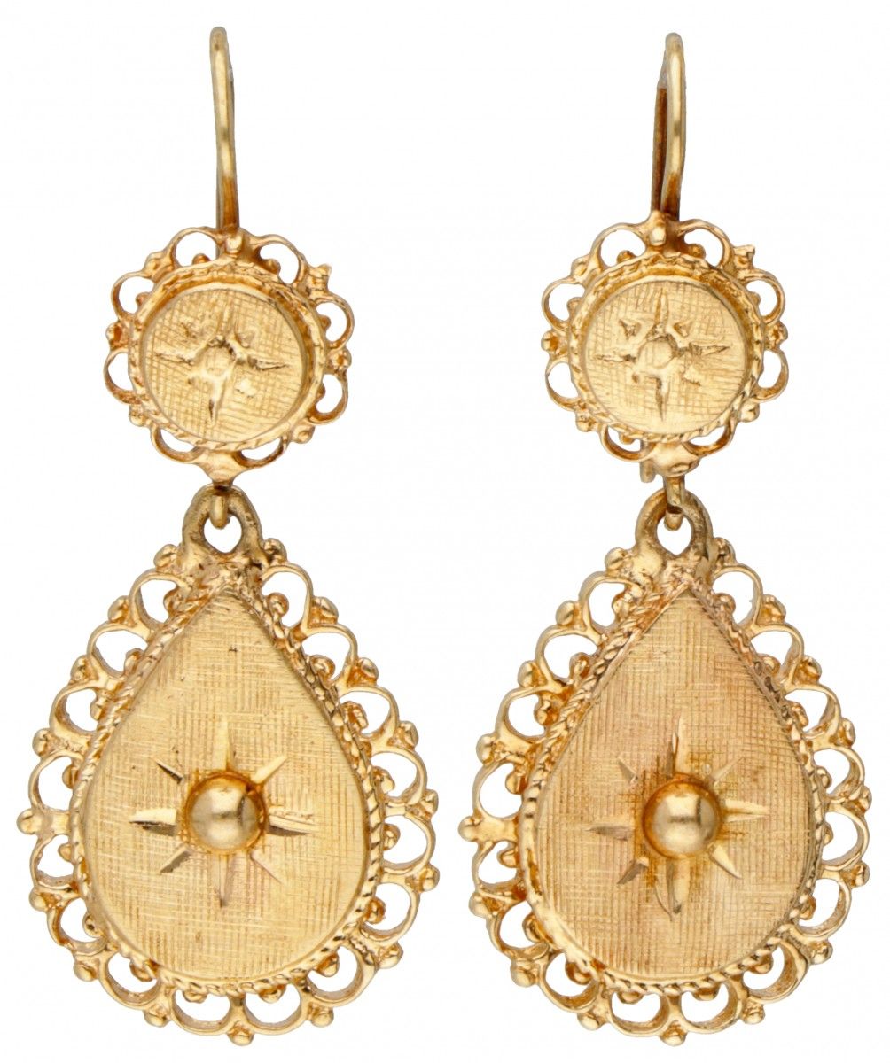 BLA 10K. Yellow gold earrings with graceful engraved details. Lxl : 3,6 x 1,5 cm&hellip;