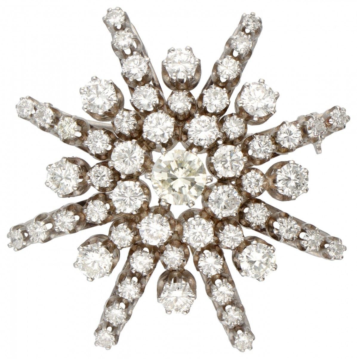 14K. White gold entourage brooch set with approx. 4.86 ct. Diamond. Sellos: 585.&hellip;