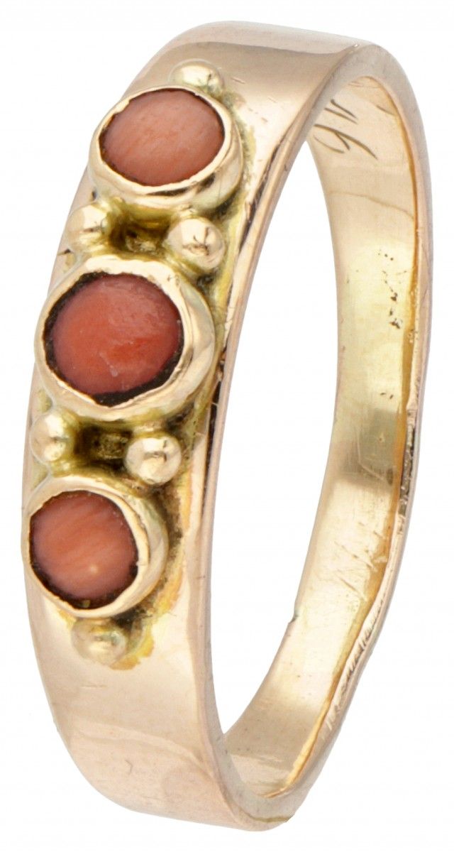 14K. Rose gold antique 3-stone ring set with red coral. 内有铭文。戒指尺寸：18.75毫米/59毫米。重&hellip;