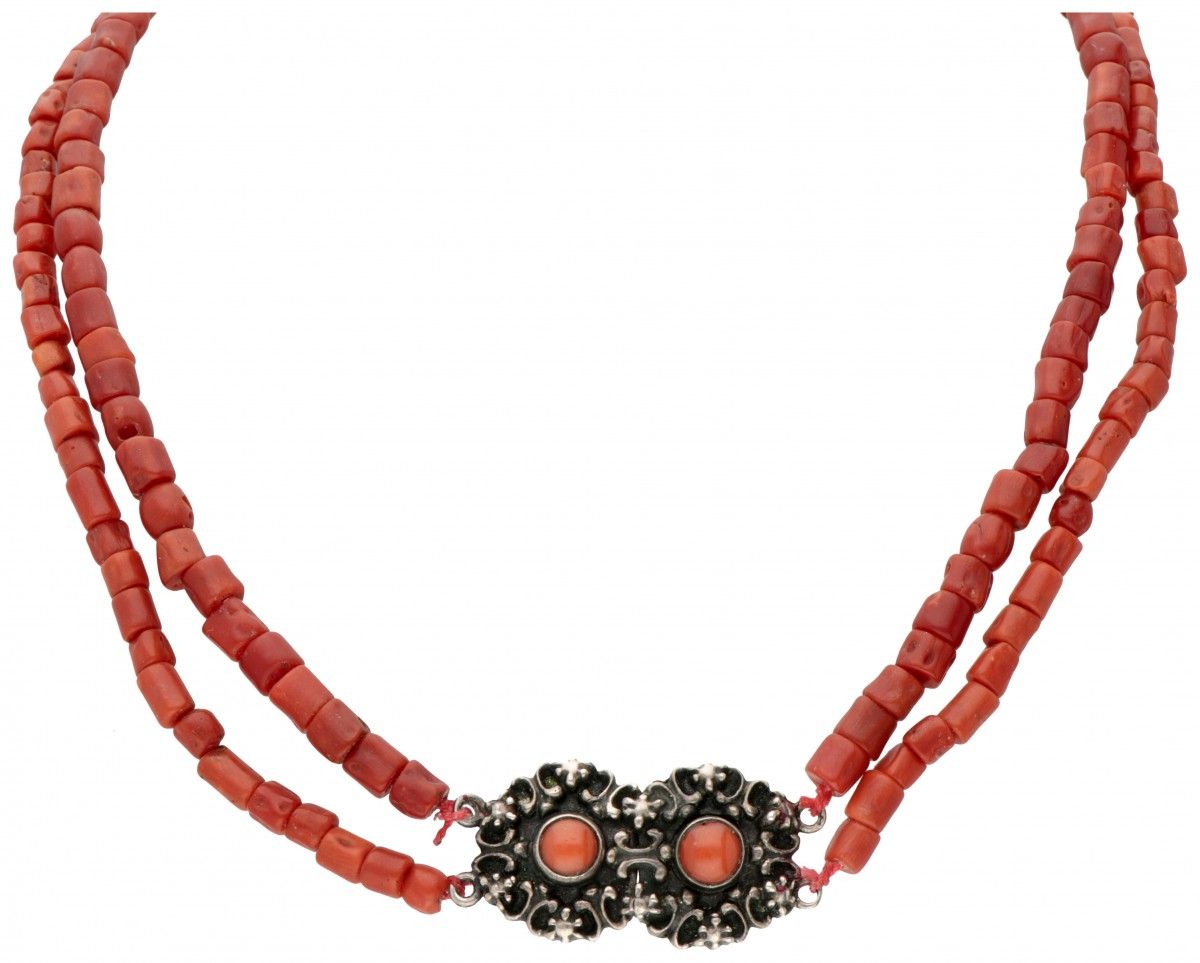 Two-row red coral necklace with an 835/1000 silver closure. Poinçon : épée. Ø Co&hellip;