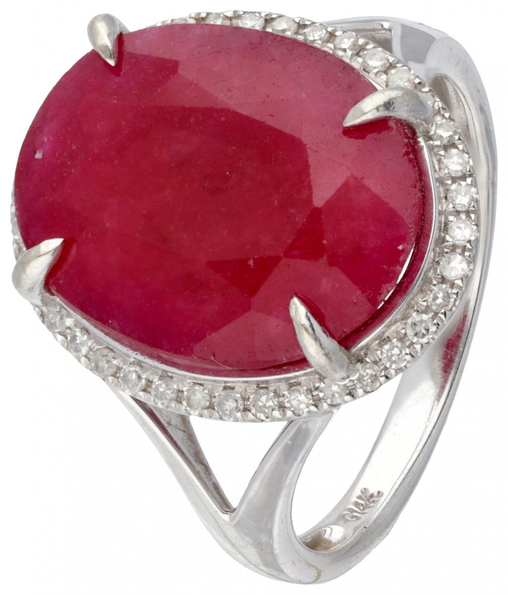 14K. White gold entourage ring set with approx. 8.50 ct. Ruby ​​and approx. 0.19&hellip;