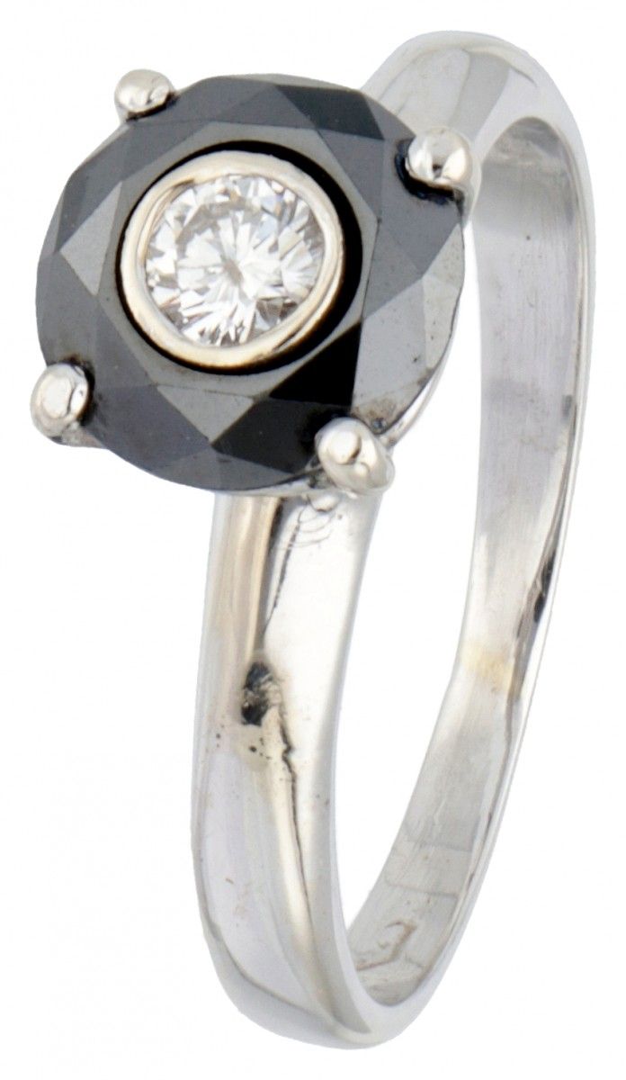18K. White gold ring set with approx. 0.12 ct. Diamond and black stone. Marchi: &hellip;