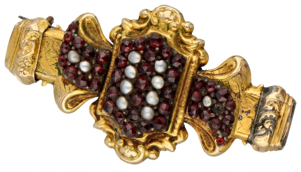 BLA 10K. Yellow gold antique brooch set with glass garnets and seed pearls. Il m&hellip;