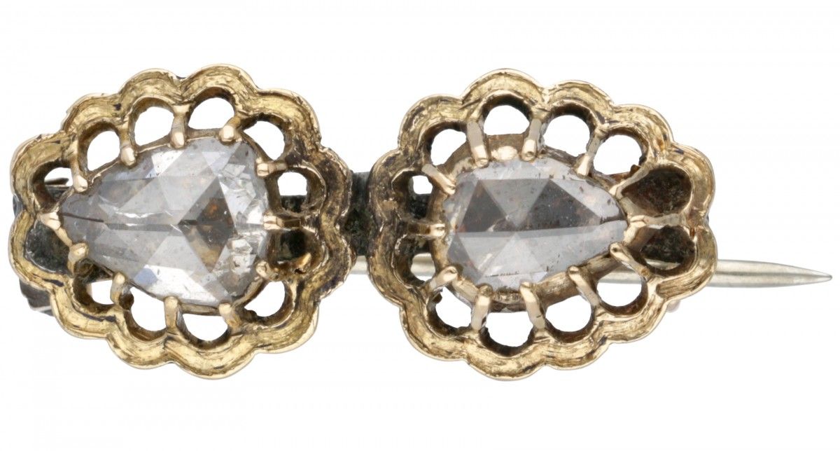 Antique 18K. Yellow gold openwork brooch set with diamond. 针是金属的。2颗梨形玫瑰切割钻石（1颗直径&hellip;