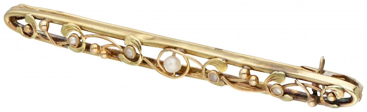 14K. Yellow gold brooch set with seed pearls. 印章：585。有5颗珍珠（直径1x约3.0毫米，4x约2.0毫米）。&hellip;