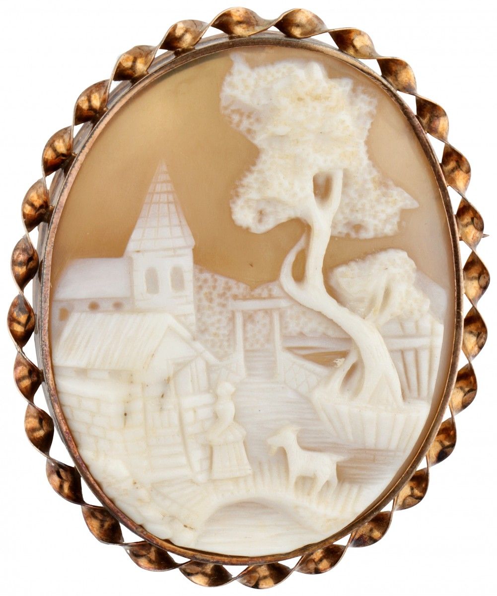 Shell cameo brooch in a BLA 10K. Rose gold frame. 外缘扭曲，镶有描绘村庄场景的浮雕（约45.0 x 35.5毫&hellip;