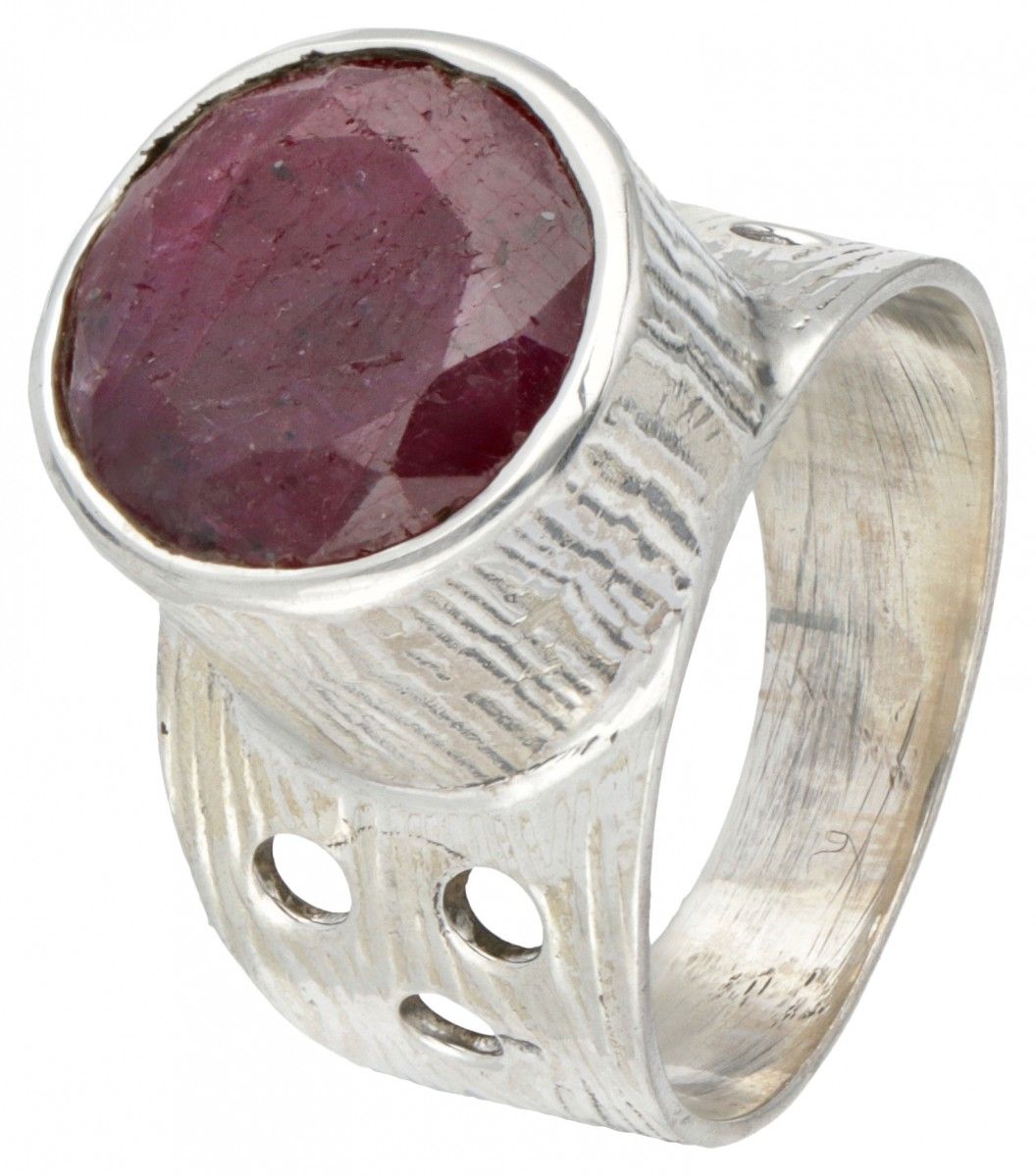 Silver solitaire ring set with a ruby ​​- 925/1000. Sellos: 925. Con un rubí fac&hellip;