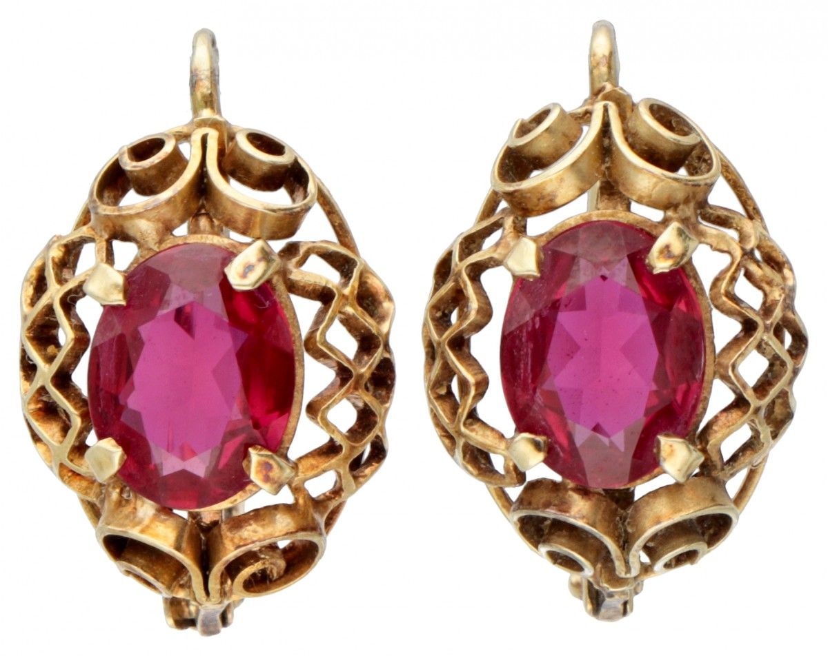 14K. Yellow gold openwork earrings set with approx. 1.07 ct. Synthetic ruby. 印章：&hellip;