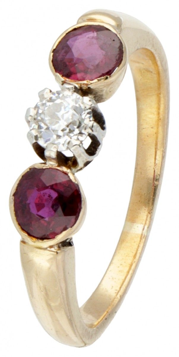 18K. Yellow gold ring set with approx. 0.58 ct. Natural ruby ​​and approx. 0.18 &hellip;