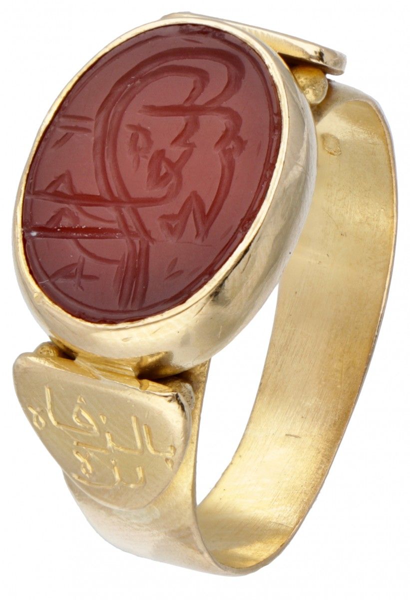 20K. Yellow gold intaglio ring with carnelian decorated with Arabic characters. &hellip;