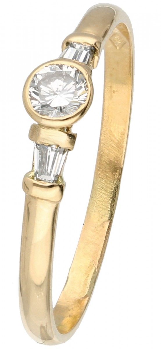 18K. Yellow gold shoulder ring set with approx. 0.24 ct. Diamond. 镶嵌一颗明亮式切割钻石（约0&hellip;