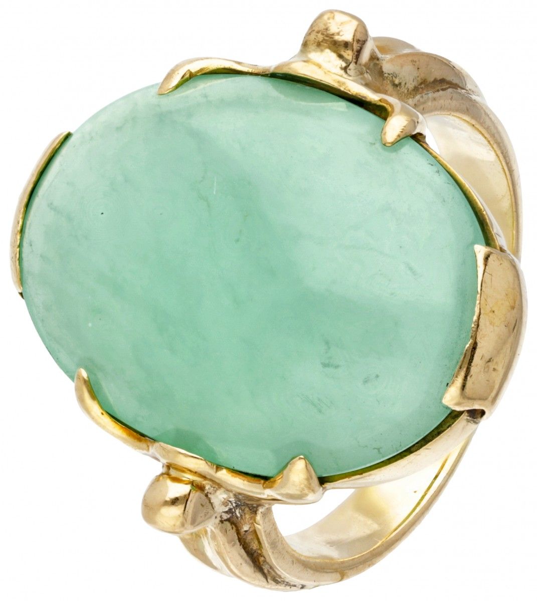 14K. Yellow gold oval cocktail ring set with approx. 16.55 ct. Jade. Jade taillé&hellip;