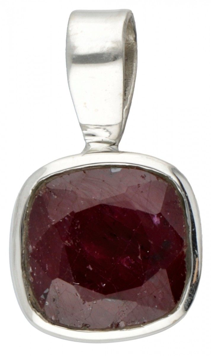Silver pendant set with a ruby ​​- 925/1000. 标记。ZI。有一颗枕形切割的红宝石（约11.0 x 11.0毫米）。红&hellip;