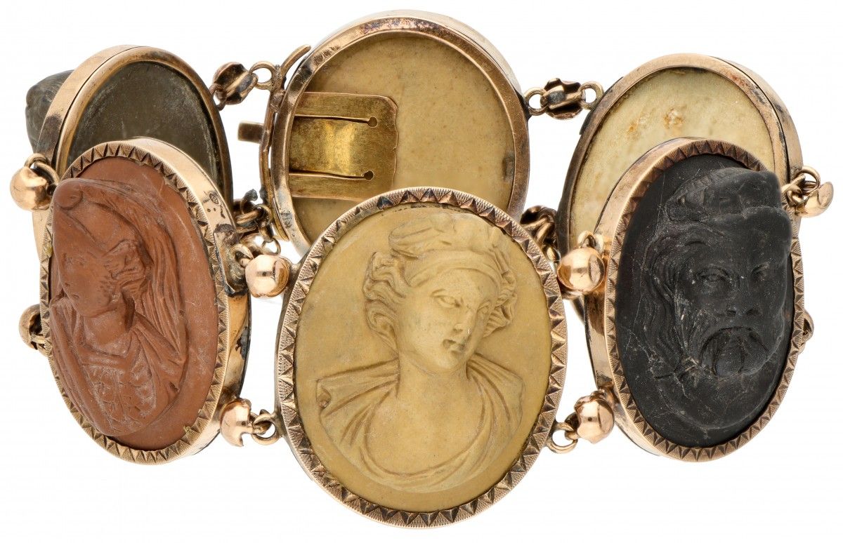 14 kt. Rose gold bracelet set with carved soapstone. Poinçons : feuille de chêne&hellip;