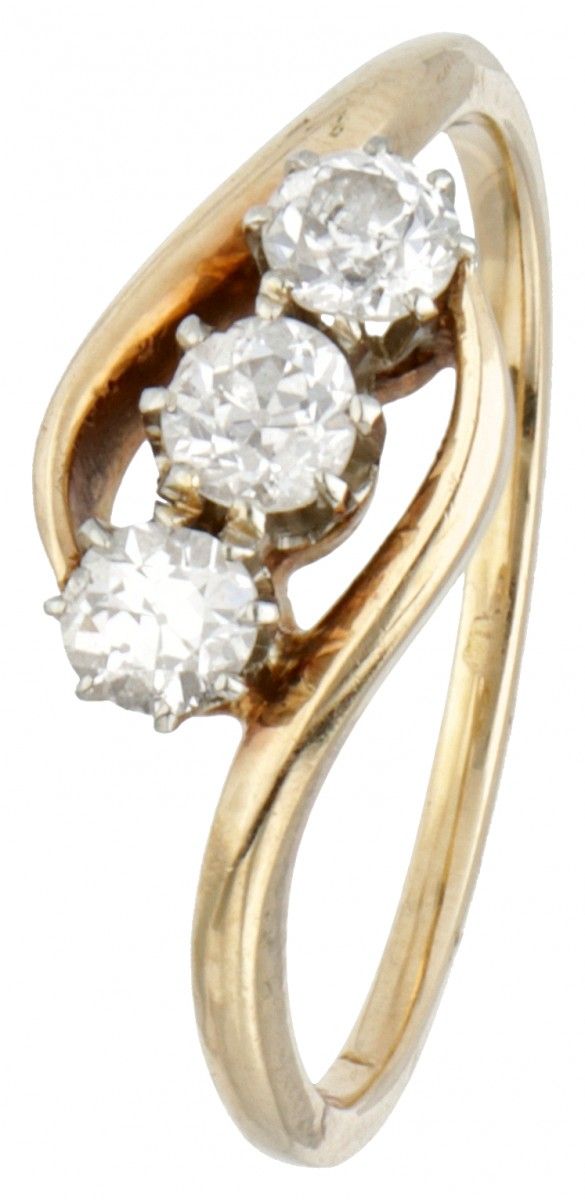 14K. Yellow gold 3-stone ring set with approx. 0.45 ct. Diamond. 镶有3颗老式欧洲切割钻石（3倍&hellip;