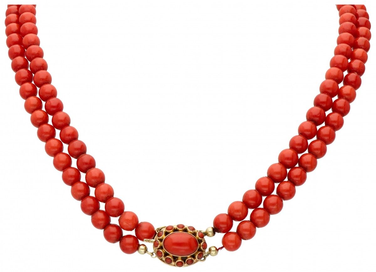Two-row red coral necklace with a 14K. Yellow gold closure. 印章：585。红珊瑚直径约7毫米。长：4&hellip;