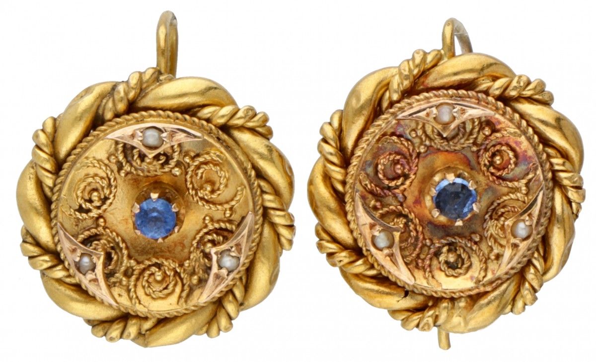 14K. Yellow gold antique earrings set with seed pearls and blue stone. 印章：585。共有&hellip;