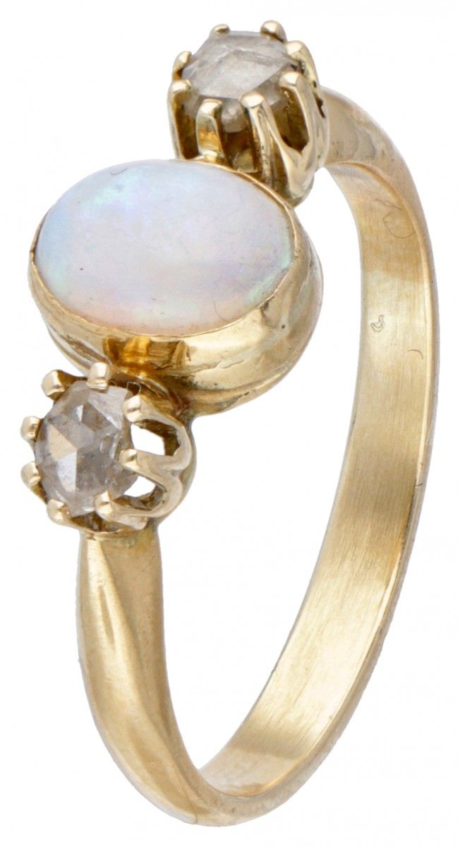 BLA 10K. Yellow gold ring set with approx. 0.76 ct. Precious opal and rose cut d&hellip;