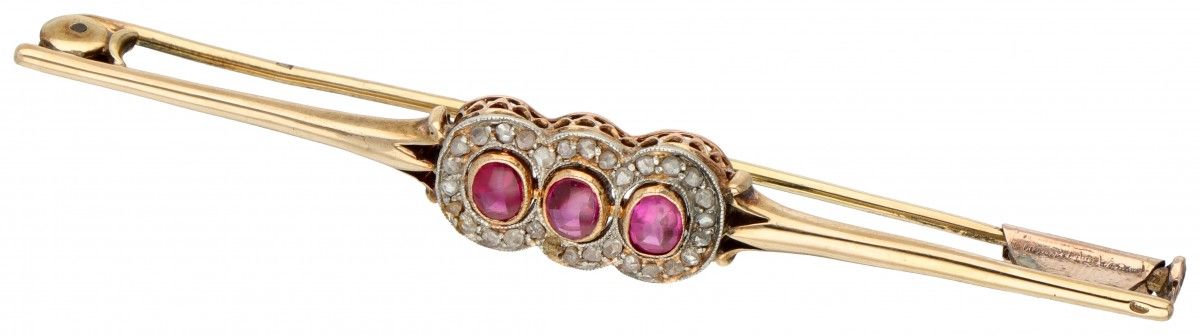 14K. Yellow gold Art Deco brooch set with approx. 1.08 ct. Synthetic ruby ​​and &hellip;