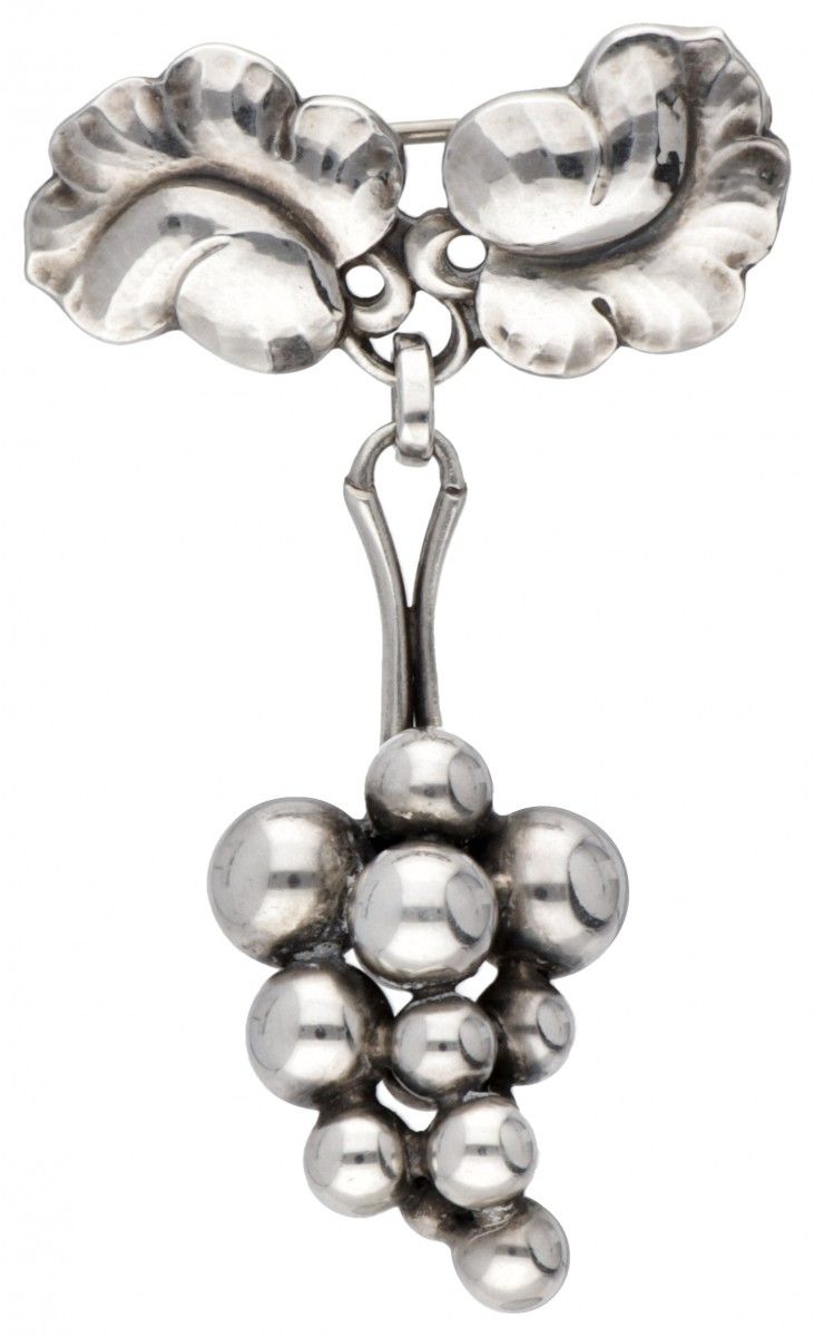 Harald Nielsen for Georg Jensen no.217A silver 'Moonlight Grapes' brooch - 925/1&hellip;
