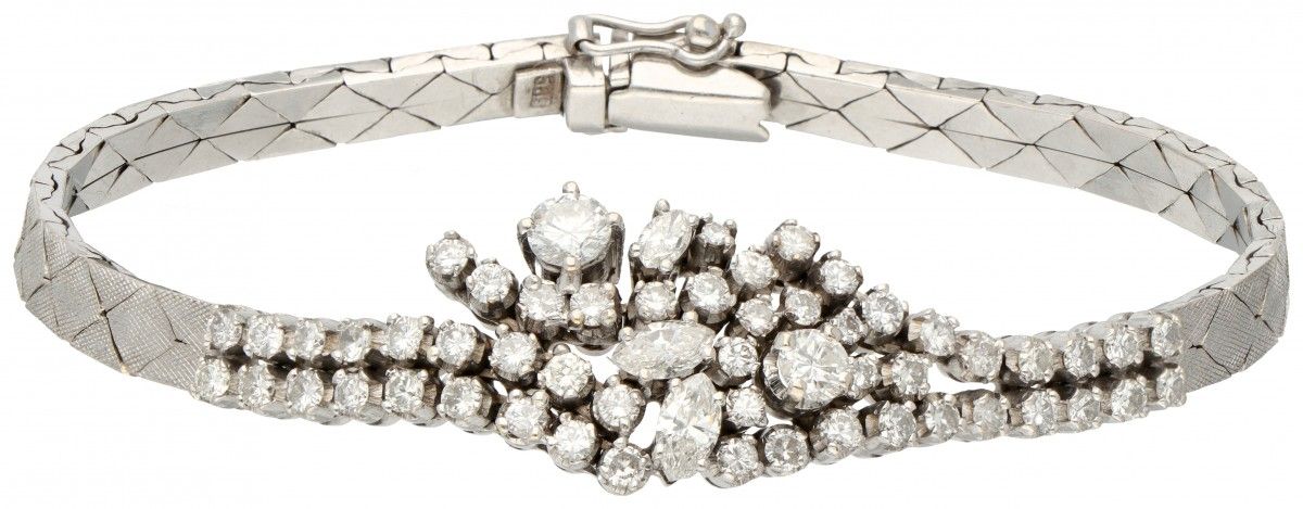 Classic 14K. White gold entourage bracelet set with approx. 2.20 ct. Diamond. 印章&hellip;