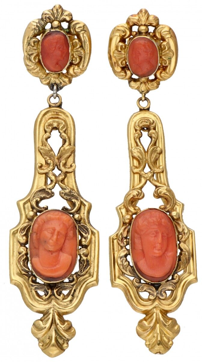 18K. Yellow gold antique earrings set with four red coral cameos. Ajouré et déco&hellip;