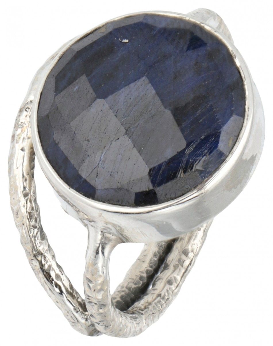 Silver solitaire ring set with a sapphire - 925/1000. Punziert: 925. Mit einem f&hellip;