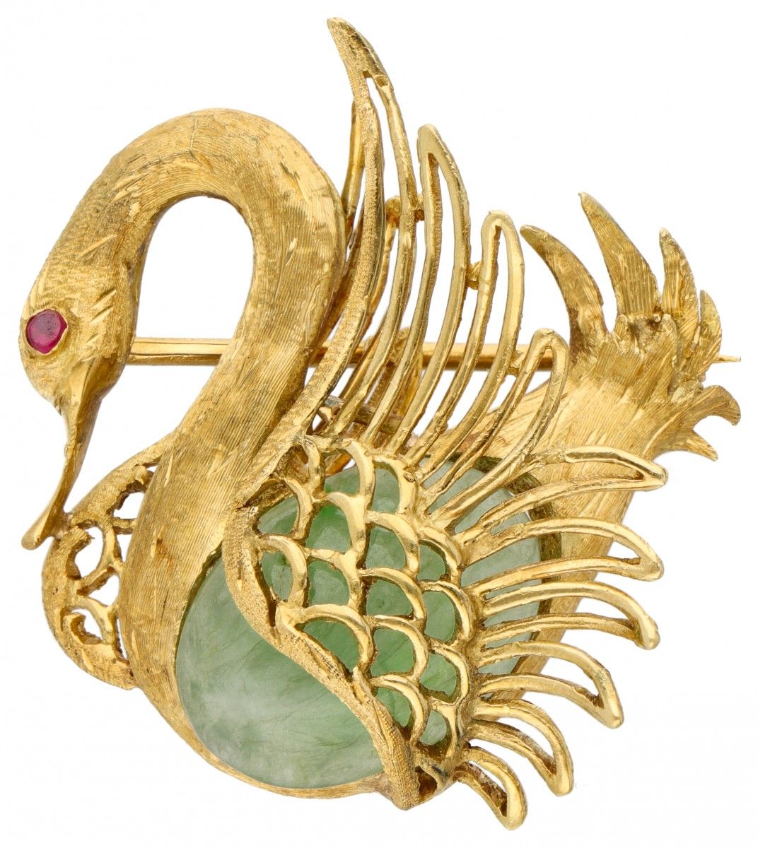 18K. Yellow gold swan brooch set with approx. 6.12 ct. Jade and ruby. Poinçons :&hellip;