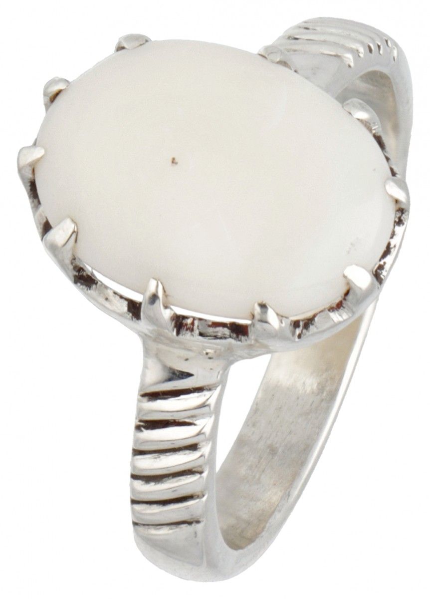 Silver ring set with a white opal - 925/1000. Punziert: 925. Mit einem weißen Op&hellip;