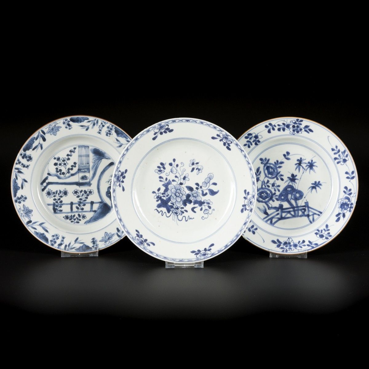 A lot comprising (3) porcelain plates with floral decoration, China, Qianglong. &hellip;