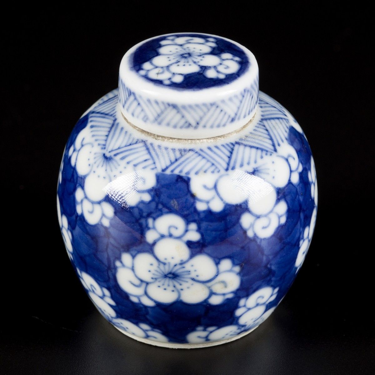 A porcelain storage jar with prunus decor, China, 19th century. H. 5,5 cm. Estim&hellip;
