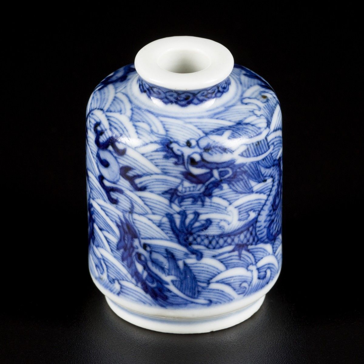 A porcelain snuff bottle with dragon decoration, China, circa 1800. H. 4,5 cm. E&hellip;
