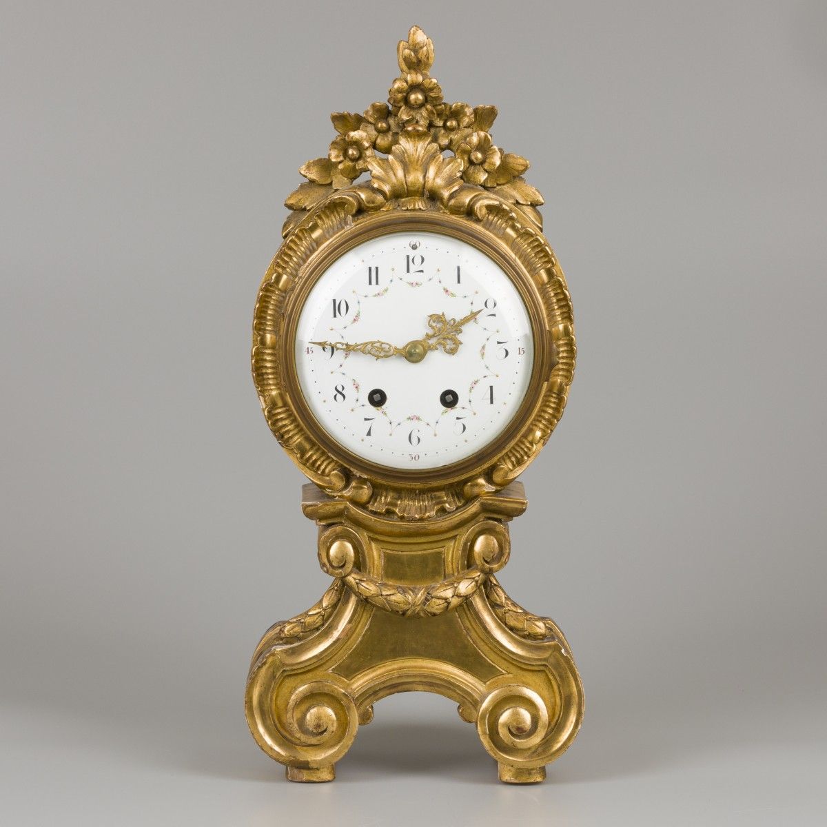 A Louis XV-style mantle clock in guiltwood and gesso case, 19th century. Números&hellip;