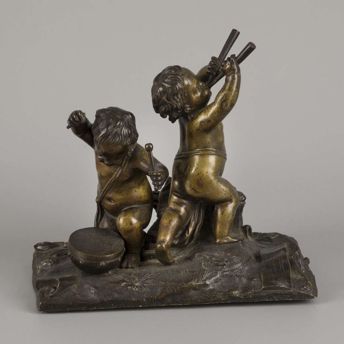A bronze group with putti playing instruments. 缺少一个鼓槌。高19厘米。估计：80 - 120欧元。