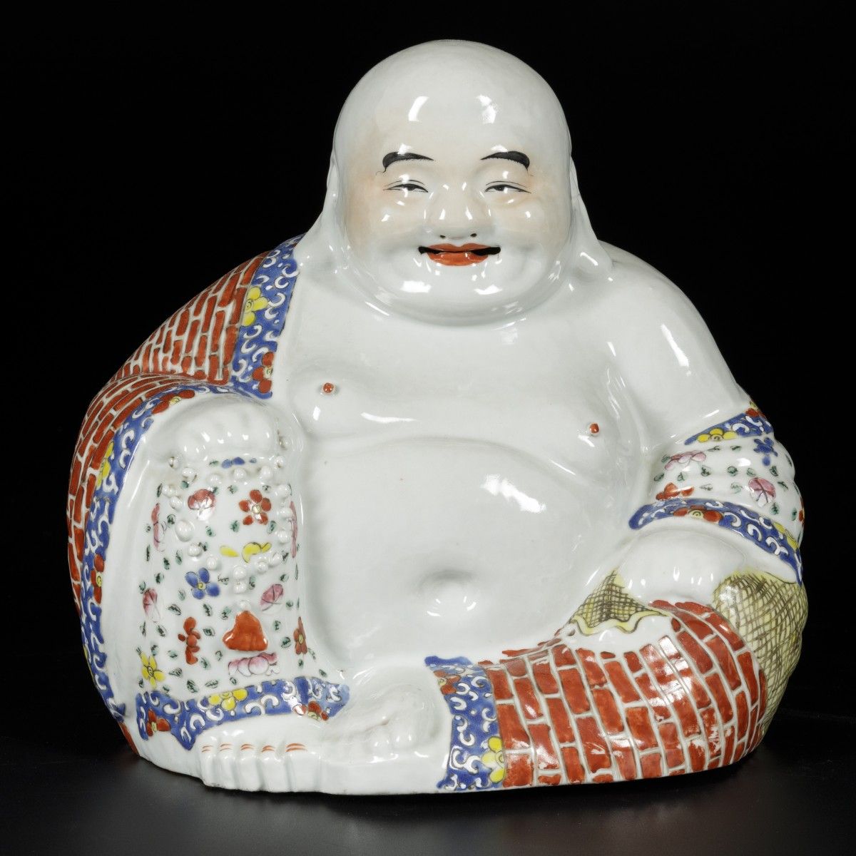 A porcelain Buddha with famille rose decor, China, 1st half 20th century. Dim.26&hellip;