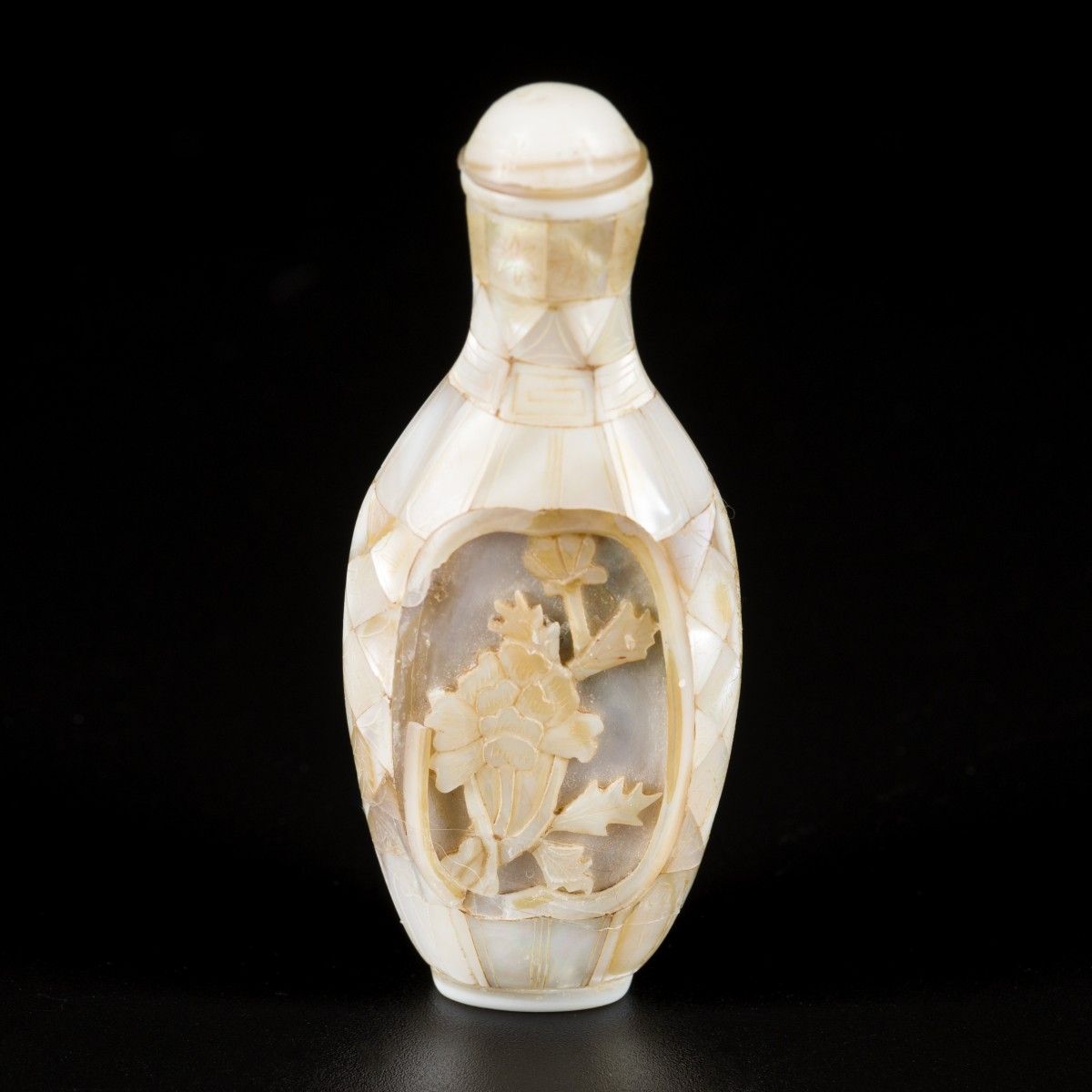 A mother-of- pearl snuff bottle with flower decoration, China, 19th century. H. &hellip;