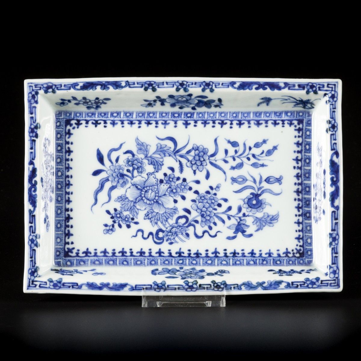 A porcelain plate with floral decoration, China, 19th century. Diam. 23 cm. Esti&hellip;