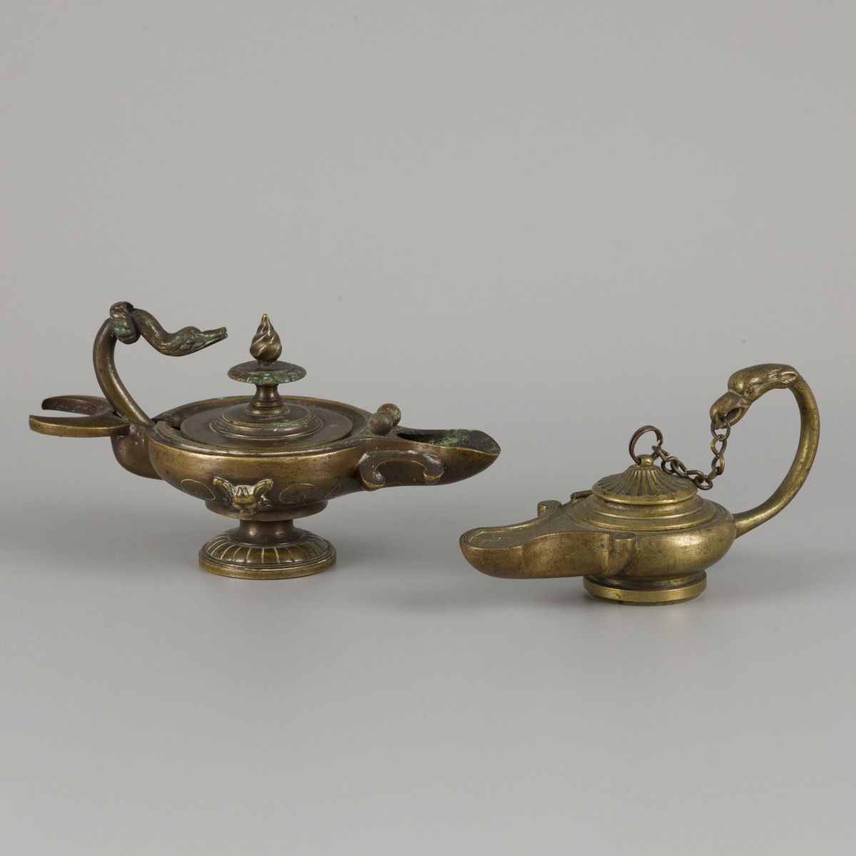 A lot comprising (2) Grand Tour Souvenirs/ oil lamps, 19th century. 其中一个有天鹅形状的把手&hellip;