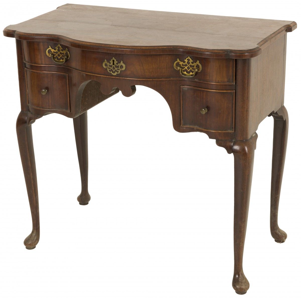A mahogany veneered 'kneehole' desk, England, 18th century. Sous le dessus, un t&hellip;