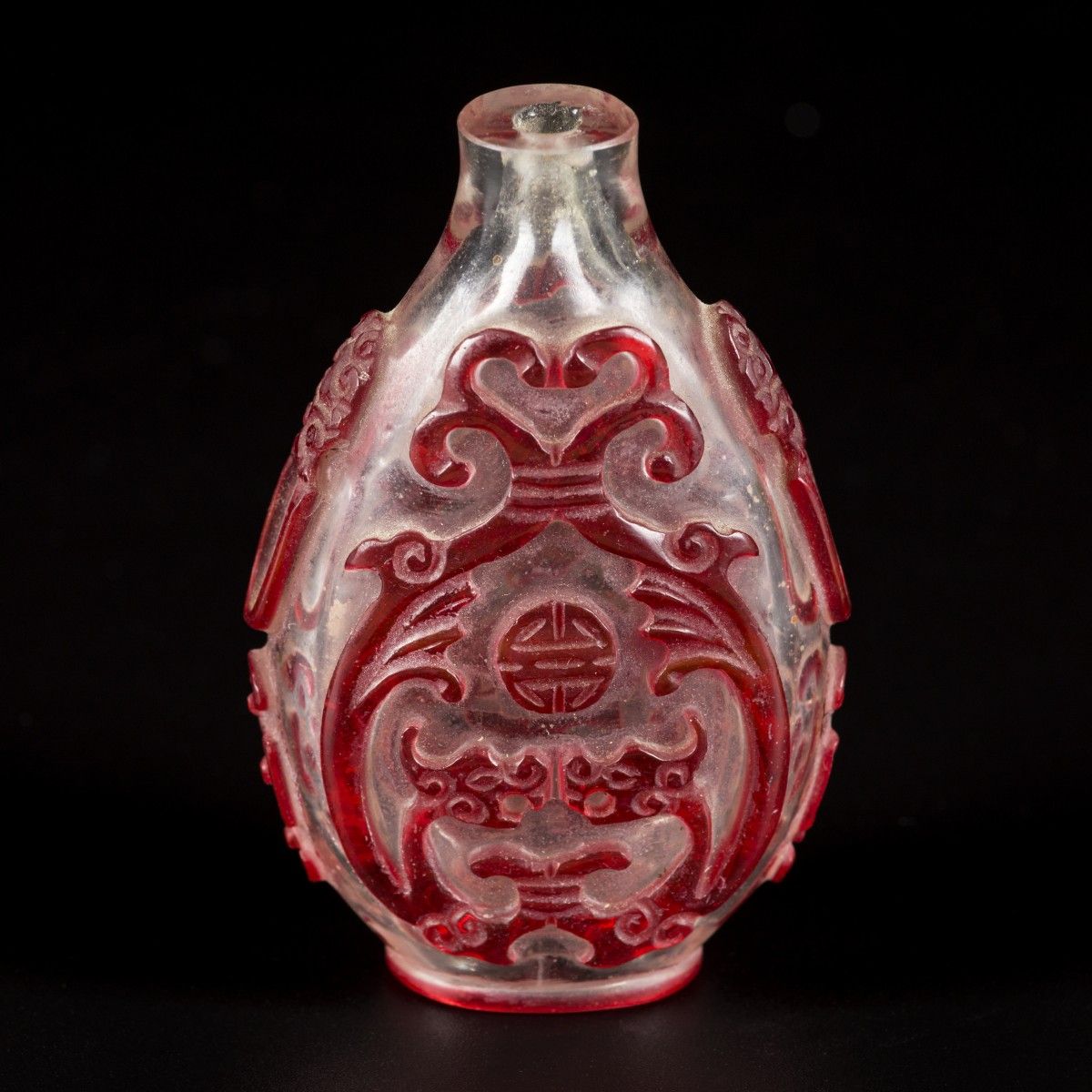 A glass snuff bottle decorated with red dragons, China, 19th century. H. 7,5 cm.&hellip;