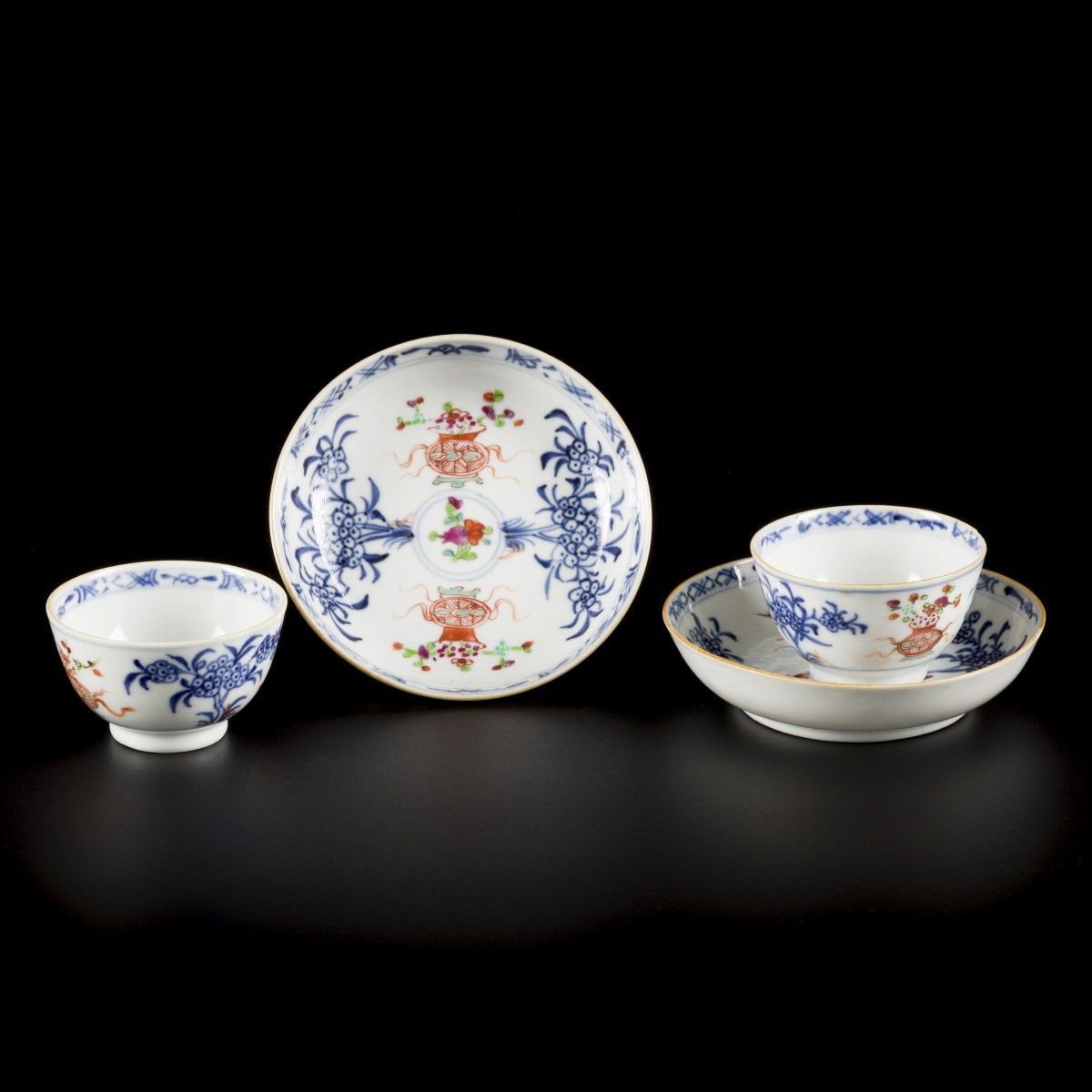 A set of (2) porcelain cups and saucers with famille rose decor, China, 18th cen&hellip;
